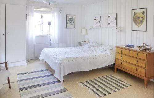 BrunskogにあるAmazing Home In Brunskog With Kitchenの白いベッドルーム(ベッド1台、ドレッサー付)