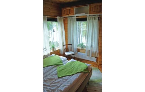 Säng eller sängar i ett rum på Gorgeous Home In Svanskog With Kitchen