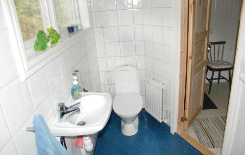Ett badrum på Gorgeous Home In Svanskog With Kitchen