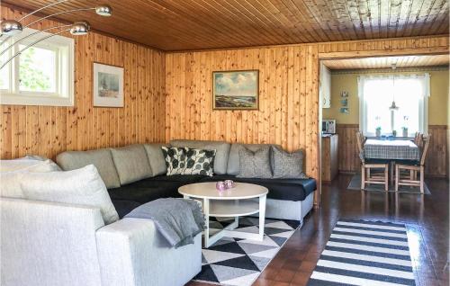 sala de estar con sofá y mesa en Nice Home In Jmj With House Sea View, en Torhamn