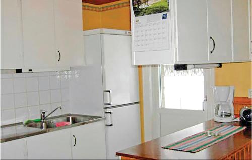Η κουζίνα ή μικρή κουζίνα στο 2 Bedroom Amazing Home In Jämjö