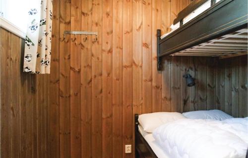 SjusjøenにあるSjusjen Setergrend 4763のベッド2台 木製の壁の部屋