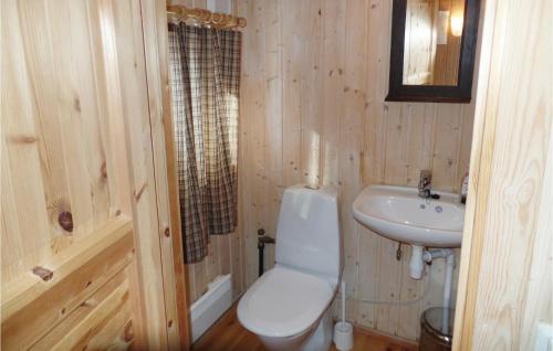 Baño pequeño con aseo y lavamanos en 5 Bedroom Amazing Home In Geilo, en Geilo