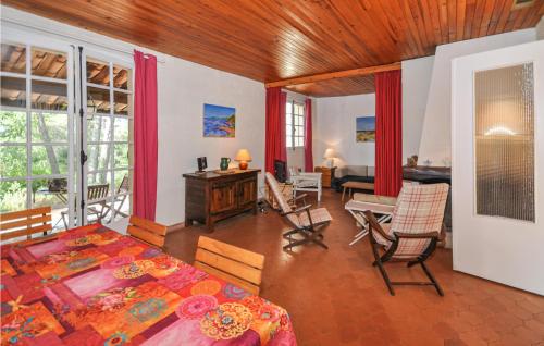 une chambre avec un lit et un bureau dans une pièce dans l'établissement Holiday Home La Bouverie Mn-1486, à La Bouverie