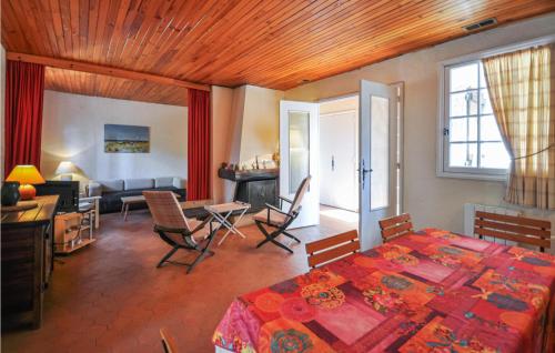 une chambre avec un lit et un salon dans l'établissement Holiday Home La Bouverie Mn-1486, à La Bouverie