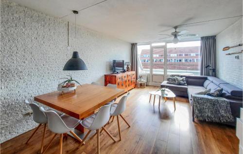 a living room with a table and a couch at Aquadelta Bruinisse-Clipper 26 in Bruinisse
