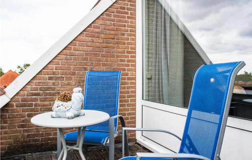 a table and chairs on a balcony with a window at Aquadelta Bruinisse-Clipper 26 in Bruinisse