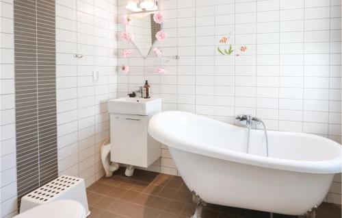 Bathroom sa Cozy Home In Ystad With Kitchen