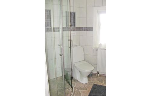 Ett badrum på Amazing Home In Sknes Fagerhult With Sauna