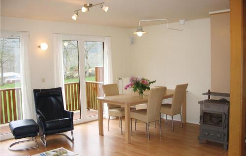 ブルク・ロイラントにあるAmazing Home In Burg-reuland With House A Panoramic Viewのダイニングルーム(木製テーブル、椅子付)