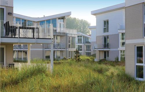 una fila de edificios de apartamentos en un campo de césped en Dünenvilla 13, Whg 10, en Travemünde