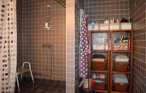 Ένα μπάνιο στο Beautiful Home In Rydaholm With Kitchen