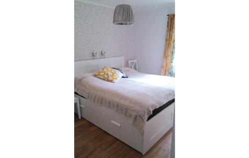 a bedroom with a white bed and a window at Nice Home In rjng With 3 Bedrooms And Wifi in Gyltenäs