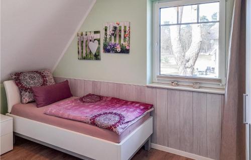 A bed or beds in a room at Reetdachhaus Kiek In` Wald