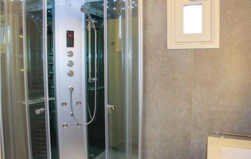 a shower with a glass door in a bathroom at 2 Bedroom Awesome Home In Sint-annaland in Sint Annaland