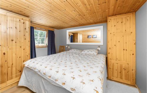 En eller flere senger på et rom på 3 Bedroom Amazing Home In Sandane