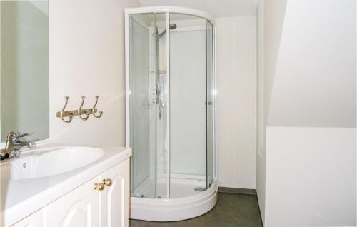 baño blanco con ducha y lavamanos en Beautiful Apartment In Hauge I Dalane With Kitchen en Åmot