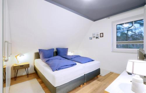 Ένα ή περισσότερα κρεβάτια σε δωμάτιο στο Reetdachhaus 11 Auf Usedom
