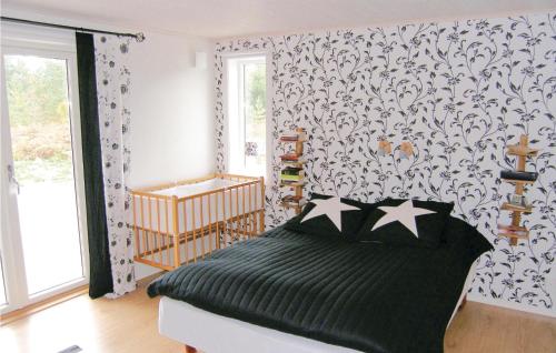 VallevikenにあるAmazing Home In Lrbro With 4 Bedrooms And Wifiのベッドルーム1室(星が映る黒いベッド1台付)