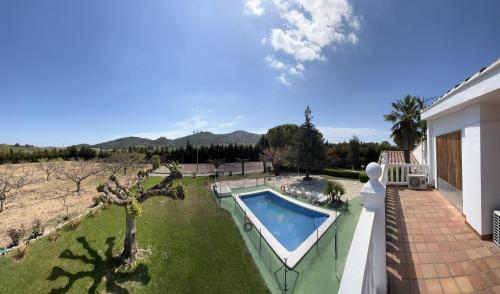 une maison avec une piscine et une cour dans l'établissement La Casita (Villa cerca de Peñíscola y Morella), à Sant Mateu