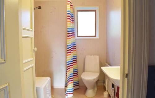 Vonios kambarys apgyvendinimo įstaigoje 3 Bedroom Stunning Home In Slite