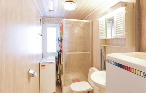 La petite salle de bains est pourvue de toilettes et d'un lavabo. dans l'établissement Cozy Home In Sysslebck With House A Mountain View, à Långav