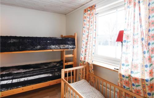 - une chambre avec des lits superposés et une fenêtre dans l'établissement Cozy Home In Sysslebck With House A Mountain View, à Långav