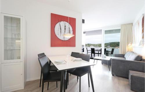 un soggiorno con tavolo e sedie bianchi di Priwallpromenade 29, Whg 13 a Travemünde