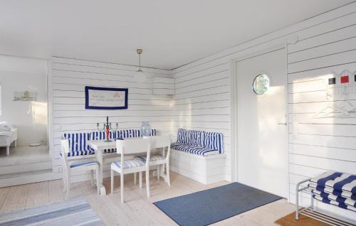 SundsandvikにあるNice Home In Henn With 2 Bedrooms And Wifiのダイニングルーム(テーブル、椅子付)
