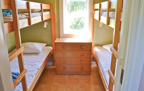 SvanskogにあるAwesome Home In Svanskog With Wifiの二段ベッド2台、窓が備わる小さな客室です。