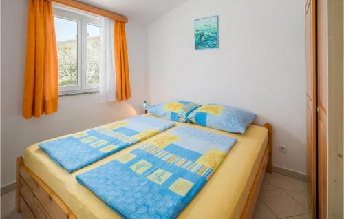 1 dormitorio con cama con sábanas azules y ventana en Nice Apartment In Porec With House A Panoramic View en Poreč