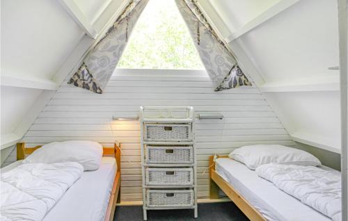 フローテ・ケーテンにあるAmazing Home In Groote Keeten With 3 Bedrooms And Wifiの窓付きの小さな部屋のベッド2台