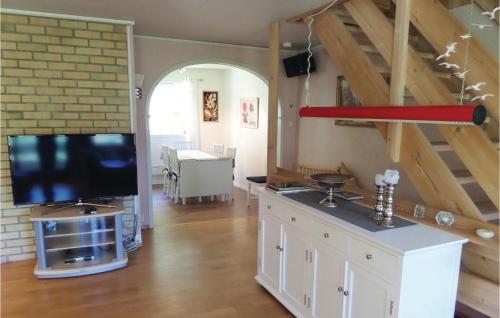 a living room with a flat screen tv and a kitchen at 3 Bedroom Lovely Home In Fjra in Fjæra