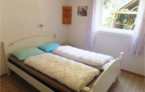 Postel nebo postele na pokoji v ubytování 3 Bedroom Lovely Home In Fjra