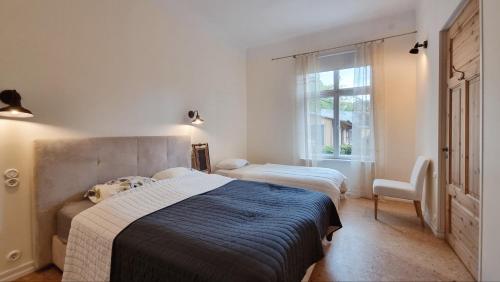 - une chambre avec 2 lits et une fenêtre dans l'établissement Aia Center Apartment with sauna, à Pärnu