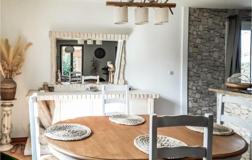 une table de salle à manger avec deux chaises et un miroir dans l'établissement Amazing Home In Borgo With Kitchen, à Borgo