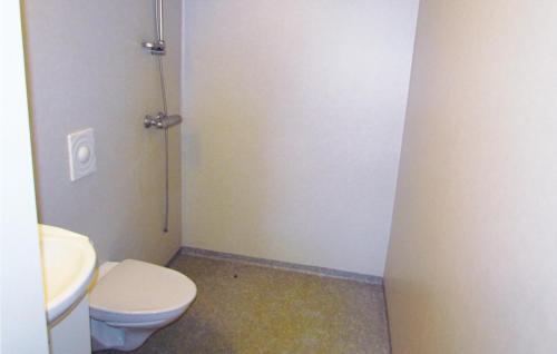 ein Bad mit einem WC und einem Waschbecken in der Unterkunft Nice Home In Dirdal With Ethernet Internet in Frafjord