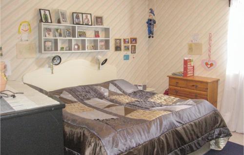Säng eller sängar i ett rum på 3 Bedroom Cozy Home In Vimmerby