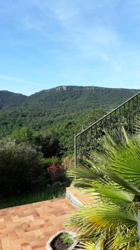 un escalier avec vue sur la montagne dans l'établissement DUPLEX 130 m avec TERRASSE - centre du village, à Bagnols-en-Forêt