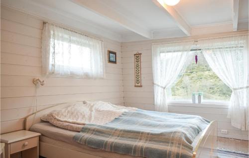 弗萊克菲尤爾的住宿－Lovely Home In Flekkefjord With House A Panoramic View，一间卧室设有一张床和一个窗口