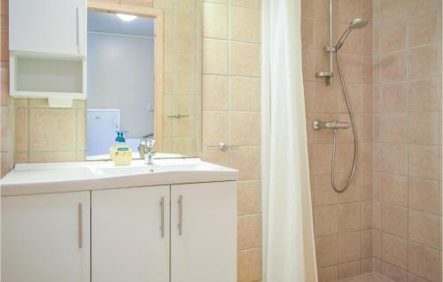ein Badezimmer mit einem weißen Waschbecken und einer Dusche in der Unterkunft Lovely Home In Forsand With House Sea View in Jørpeland