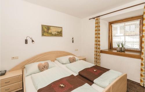- une chambre avec 2 lits et une fenêtre dans l'établissement Beautiful Apartment In Rauris With 2 Bedrooms And Wifi, à Rauris