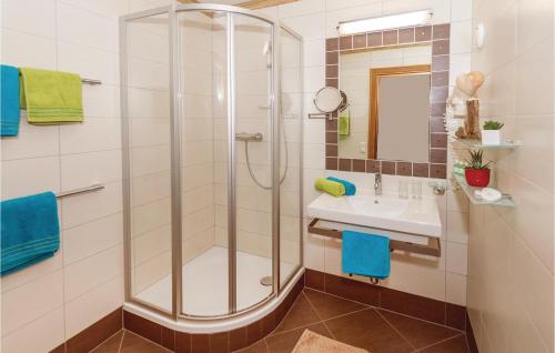 La salle de bains est pourvue d'une douche et d'un lavabo. dans l'établissement Beautiful Apartment In Rauris With 2 Bedrooms And Wifi, à Rauris