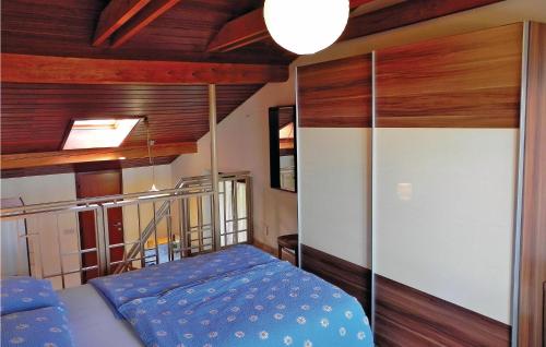 מיטה או מיטות בחדר ב-Lovely Apartment In Piran With Kitchen