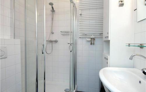 ブンスホーテンにあるBungalowpark Wijdland - Aakの白いバスルーム(シャワー、シンク付)