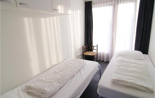 ブンスホーテンにあるBungalowpark Wijdland - Aakのベッド2台と窓が備わるホテルルームです。