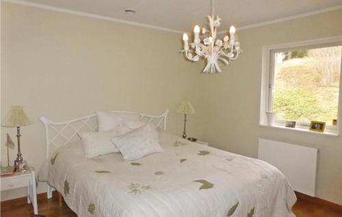 En eller flere senge i et værelse på Beautiful Home In Saltsj-boo With Sauna