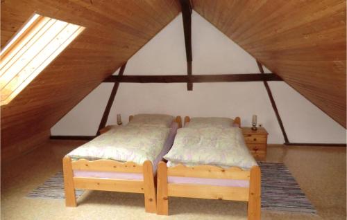 2 Betten in einem Zimmer mit Dachgeschoss in der Unterkunft Ferienhaus Stolpen, Ot Lauterbach Am Sportplatz in Stolpen