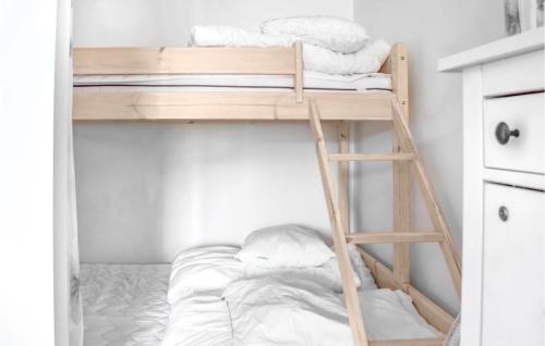 Poschodová posteľ alebo postele v izbe v ubytovaní Nice Apartment In Vossestrand With Swimming Pool