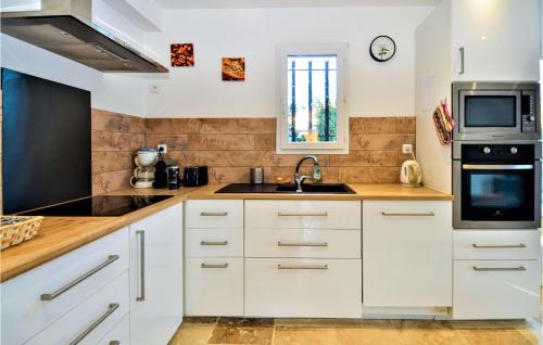 Awesome Home In Comps With Wifi, 3 Bedrooms And Outdoor Swimming Pool